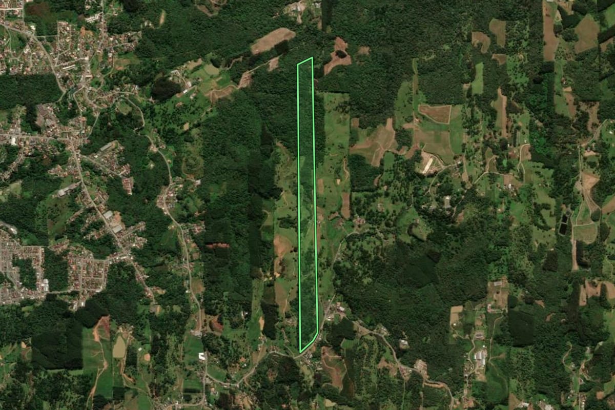 Imagem de satélite do imóvel rural em São Bento do Sul (SC), com o contorno declarado no CAR desenhado por cima.