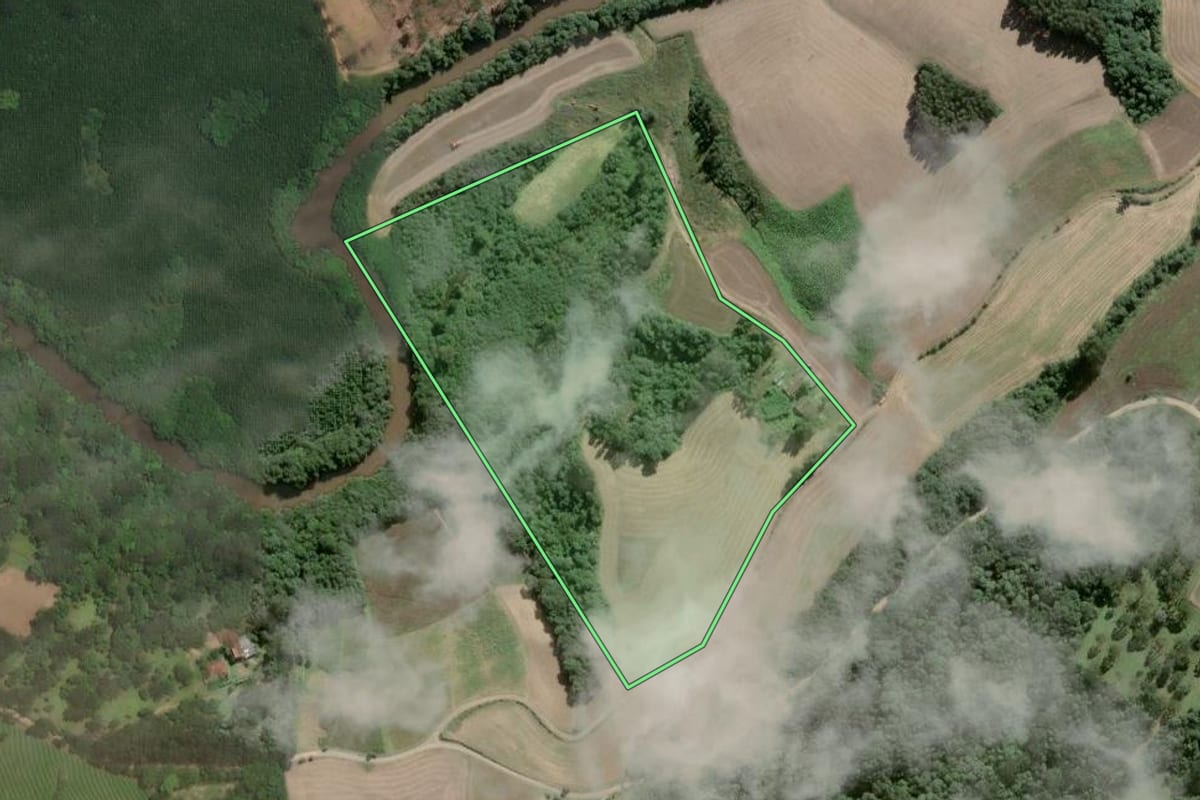 Imagem de satélite do imóvel rural em São Bento do Sul (SC), com o contorno declarado no CAR desenhado por cima.