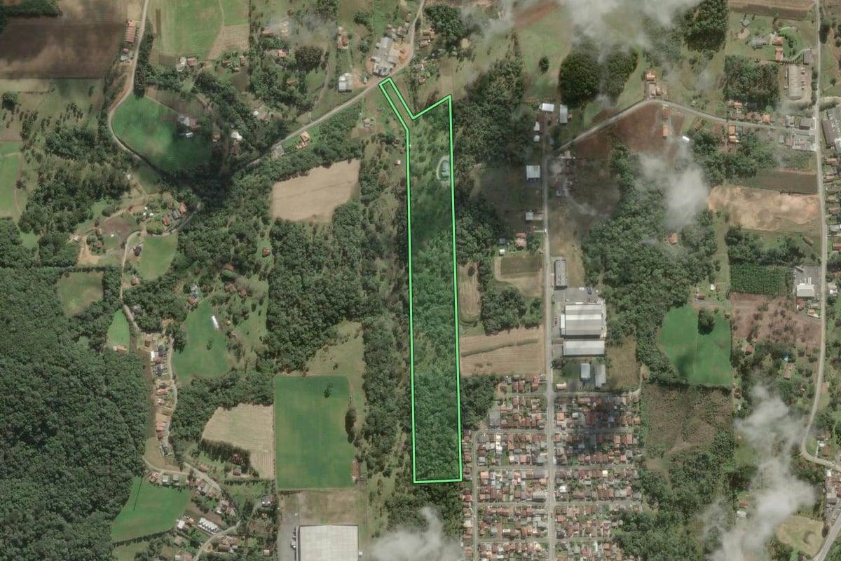 Imagem de satélite do imóvel rural em São Bento do Sul (SC), com o contorno declarado no CAR desenhado por cima.