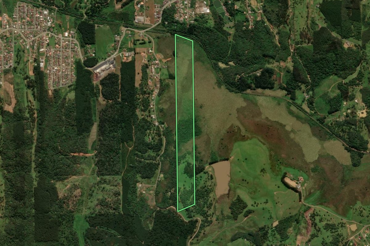 Imagem de satélite do imóvel rural em São Bento do Sul (SC), com o contorno declarado no CAR desenhado por cima.