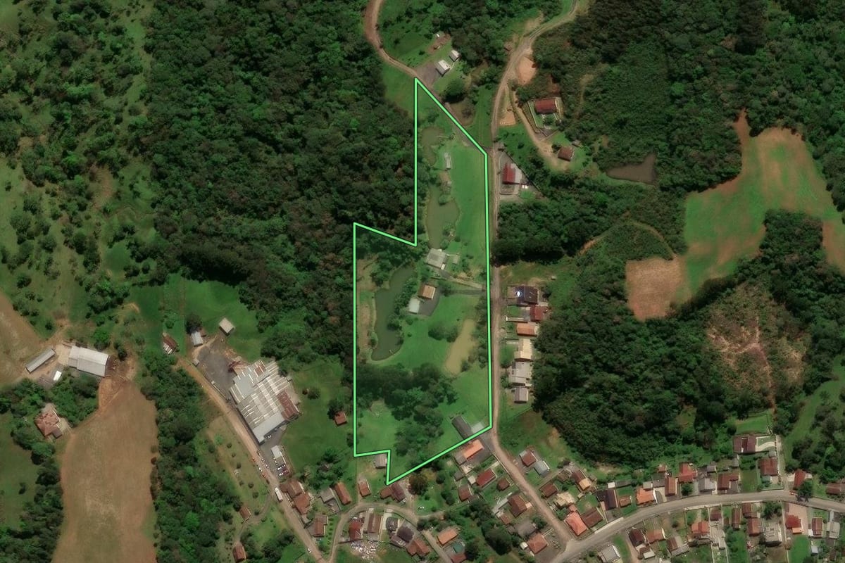 Imagem de satélite do imóvel rural em São Bento do Sul (SC), com o contorno declarado no CAR desenhado por cima.