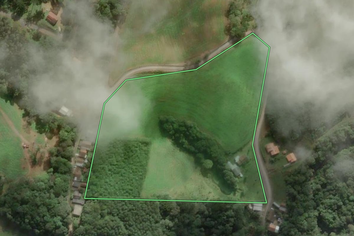 Imagem de satélite do imóvel rural em São Bento do Sul (SC), com o contorno declarado no CAR desenhado por cima.