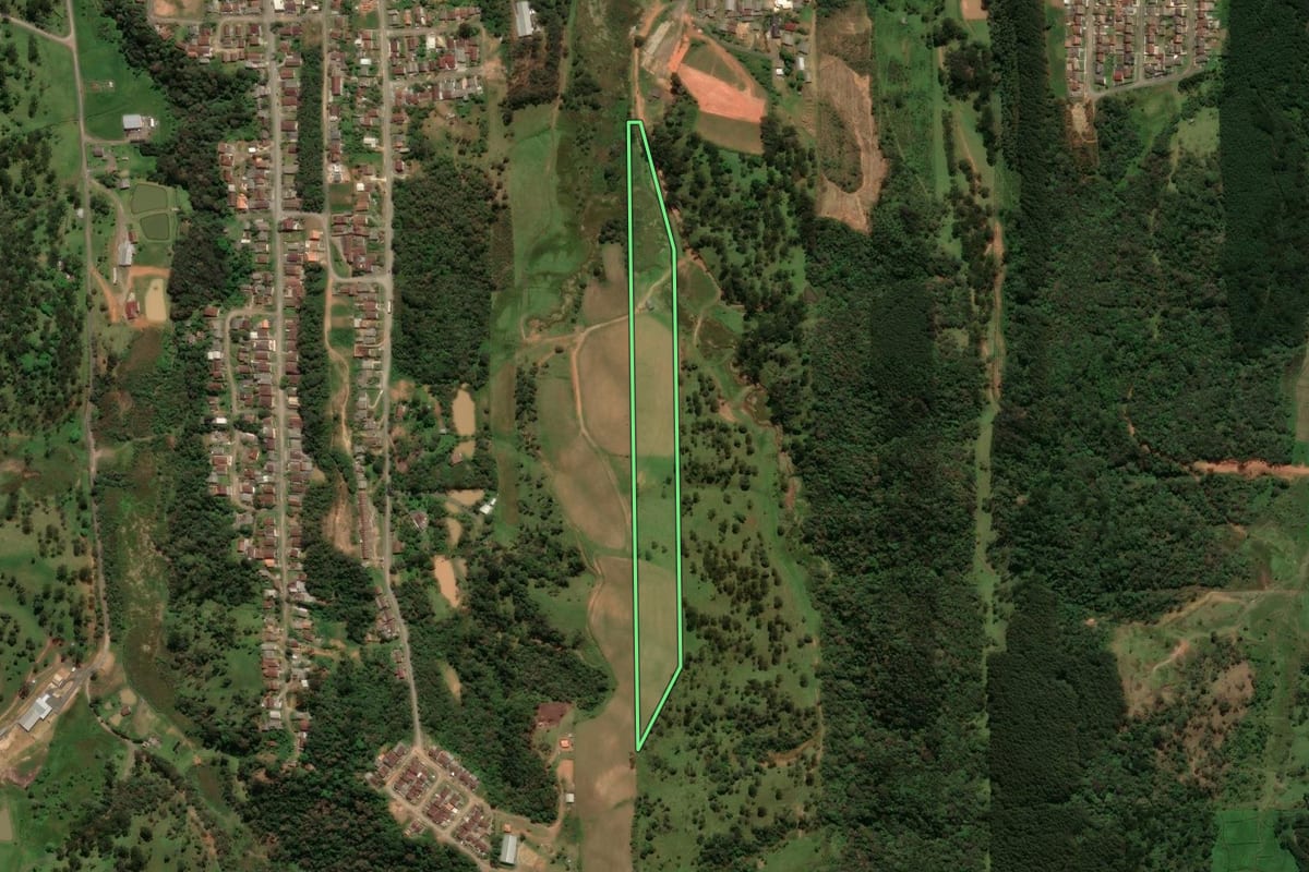 Imagem de satélite do imóvel rural em São Bento do Sul (SC), com o contorno declarado no CAR desenhado por cima.