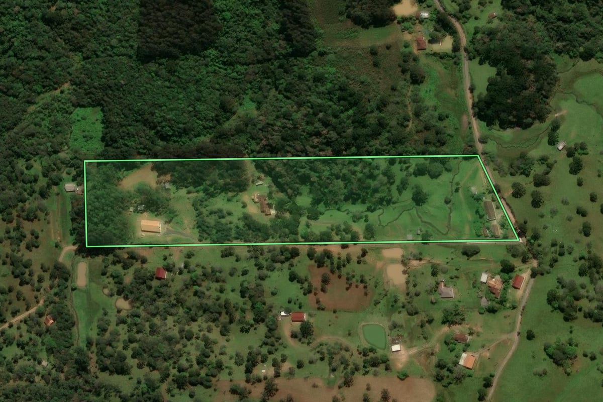 Imagem de satélite do imóvel rural em São Bento do Sul (SC), com o contorno declarado no CAR desenhado por cima.