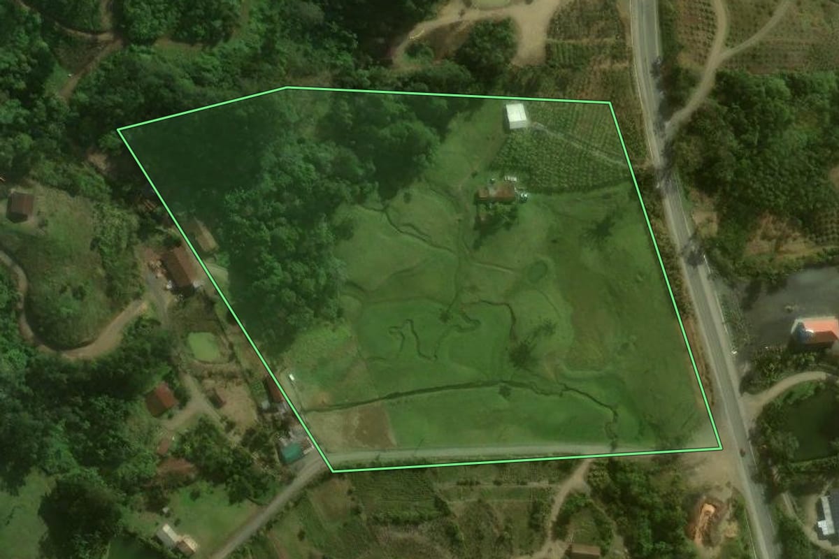 Imagem de satélite do imóvel rural em São Bento do Sul (SC), com o contorno declarado no CAR desenhado por cima.