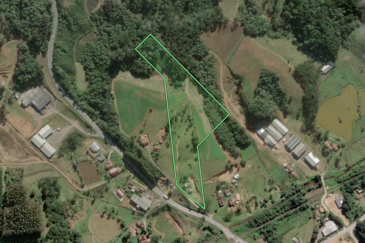 Imagem de satélite do imóvel rural em São Bento do Sul (SC), com o contorno declarado no CAR desenhado por cima.