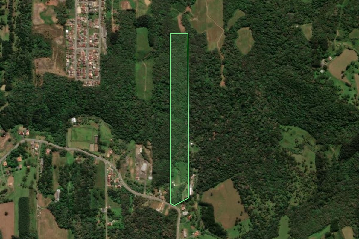Imagem de satélite do imóvel rural em São Bento do Sul (SC), com o contorno declarado no CAR desenhado por cima.
