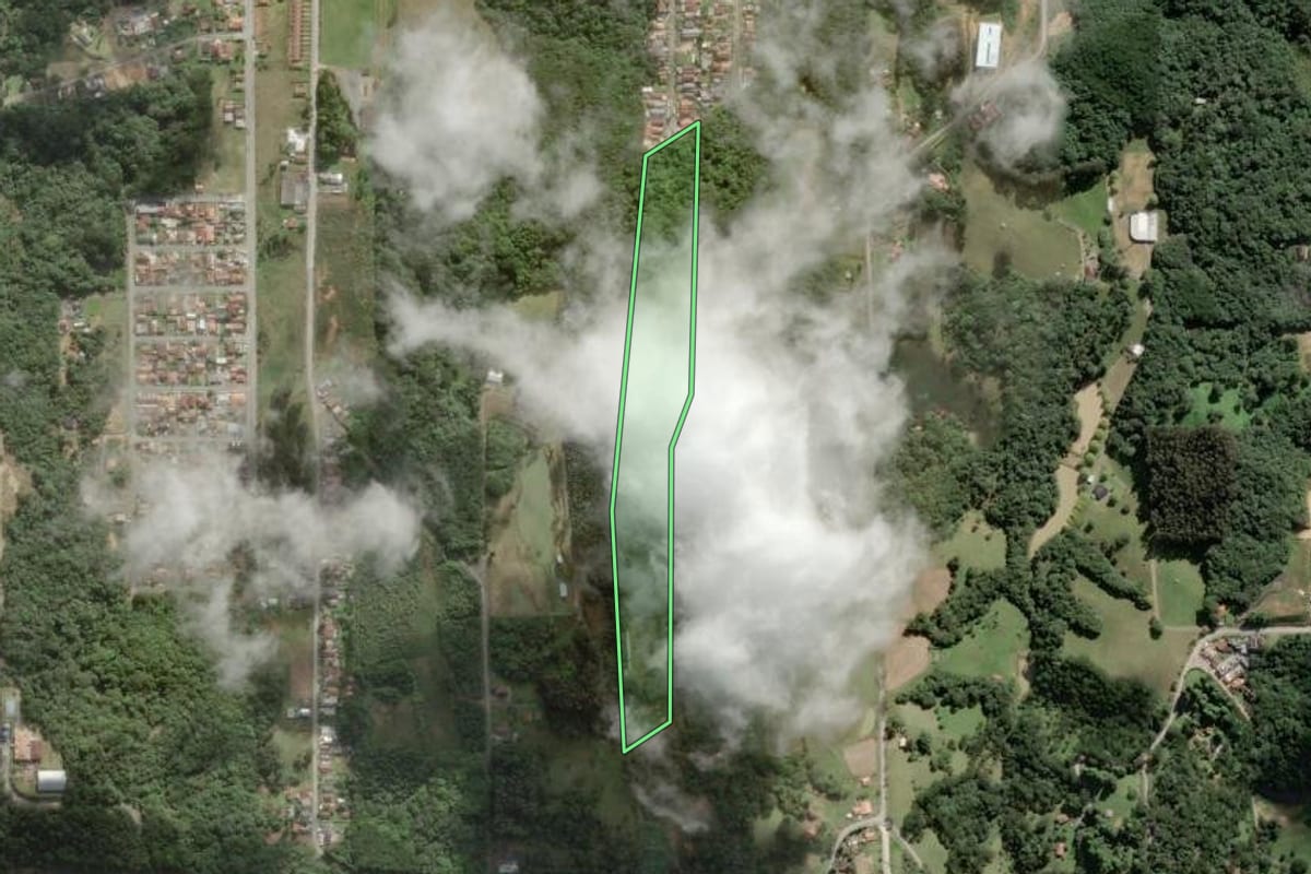 Imagem de satélite do imóvel rural em São Bento do Sul (SC), com o contorno declarado no CAR desenhado por cima.
