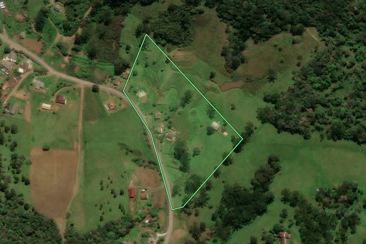 Imagem de satélite do imóvel rural em São Bento do Sul (SC), com o contorno declarado no CAR desenhado por cima.