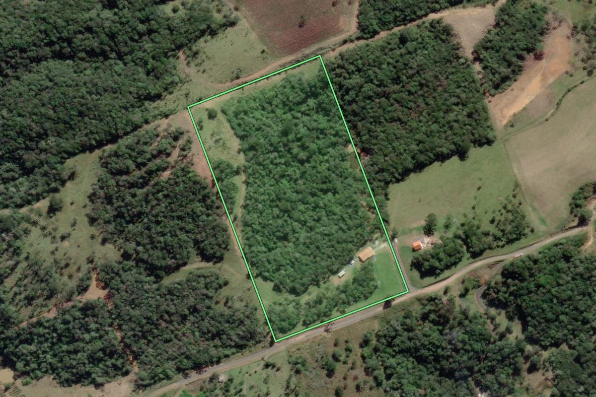 Imagem de satélite do imóvel rural em São Bento do Sul (SC), com o contorno declarado no CAR desenhado por cima.