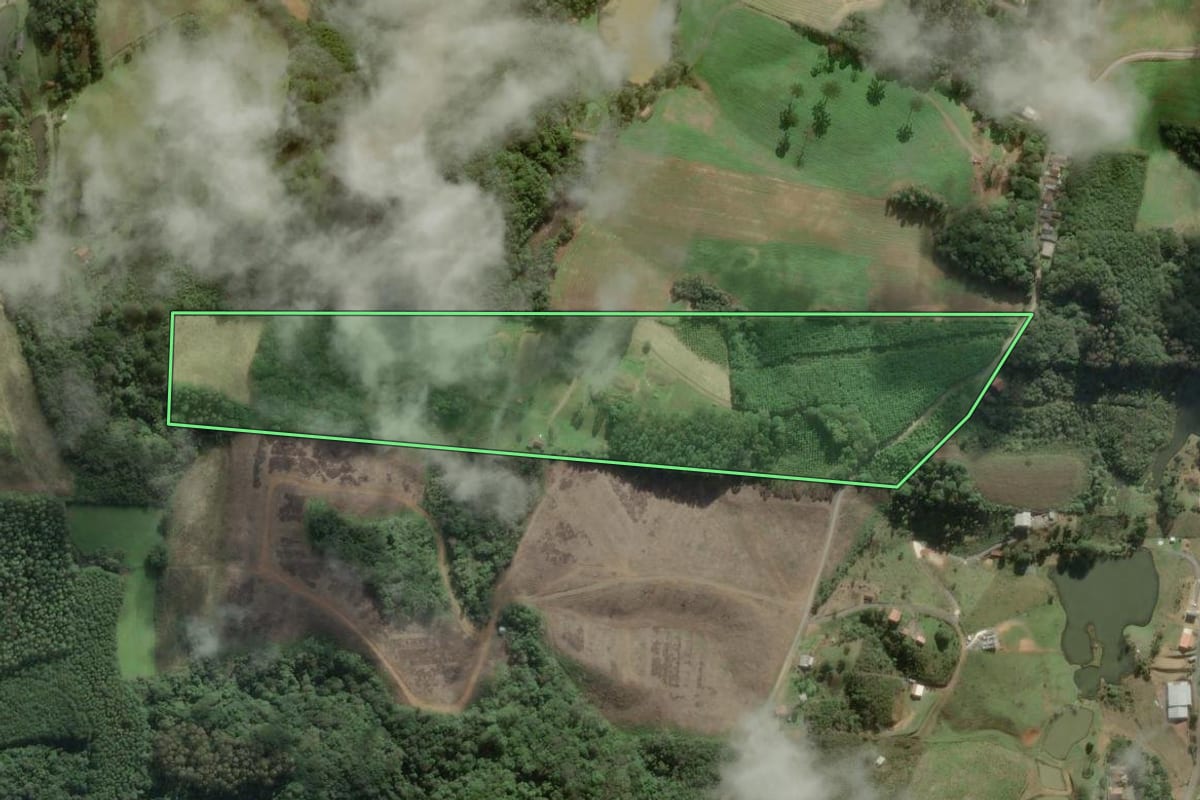 Imagem de satélite do imóvel rural em São Bento do Sul (SC), com o contorno declarado no CAR desenhado por cima.