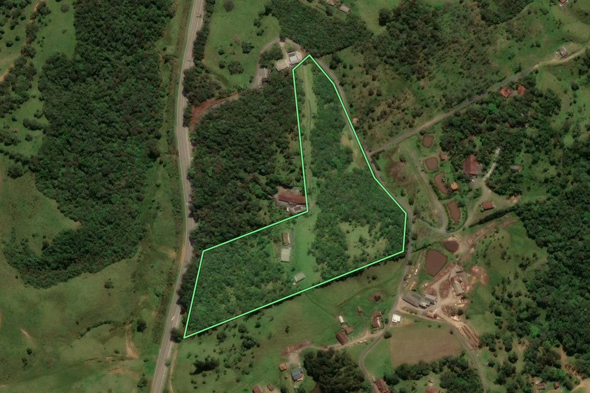 Imagem de satélite do imóvel rural em São Bento do Sul (SC), com o contorno declarado no CAR desenhado por cima.