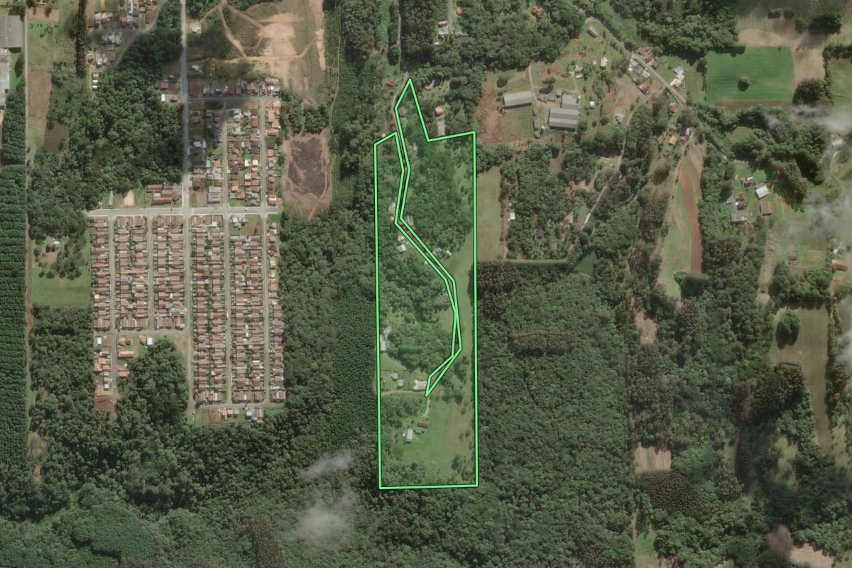 Imagem de satélite do imóvel rural em São Bento do Sul (SC), com o contorno declarado no CAR desenhado por cima.