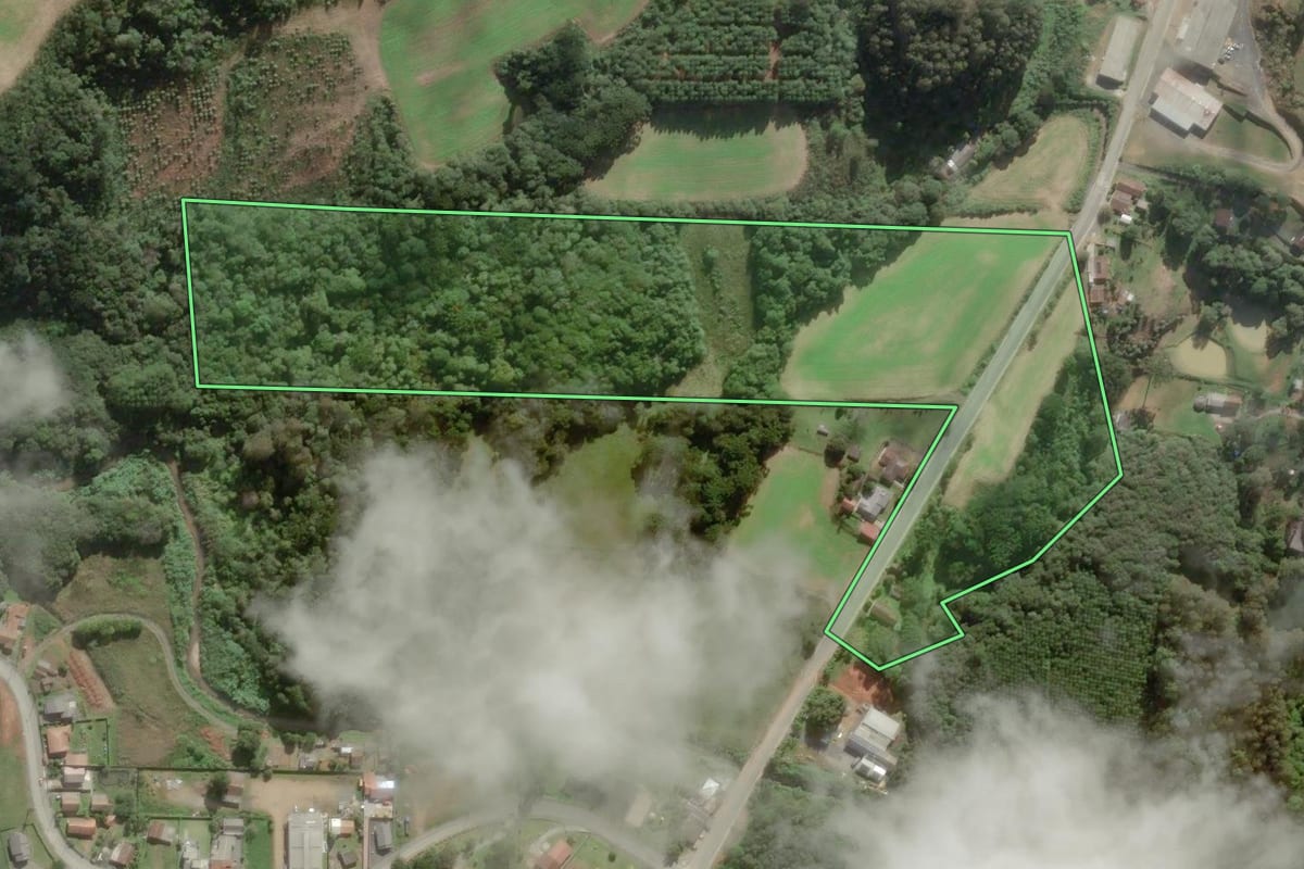 Imagem de satélite do imóvel rural em São Bento do Sul (SC), com o contorno declarado no CAR desenhado por cima.