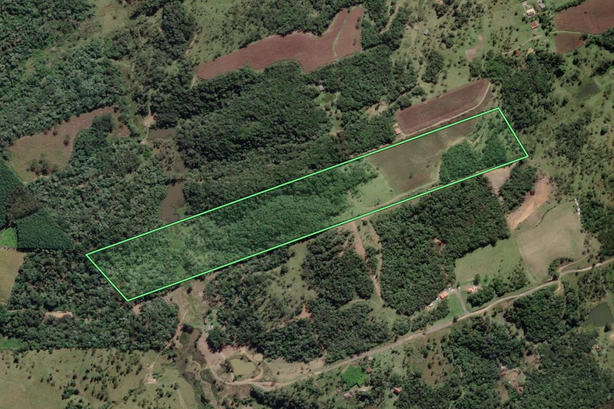 Imagem de satélite do imóvel rural em São Bento do Sul (SC), com o contorno declarado no CAR desenhado por cima.