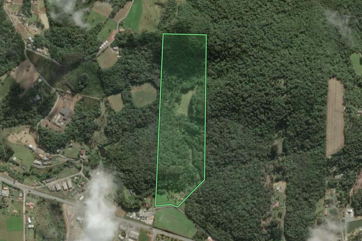 Imagem de satélite do imóvel rural em São Bento do Sul (SC), com o contorno declarado no CAR desenhado por cima.