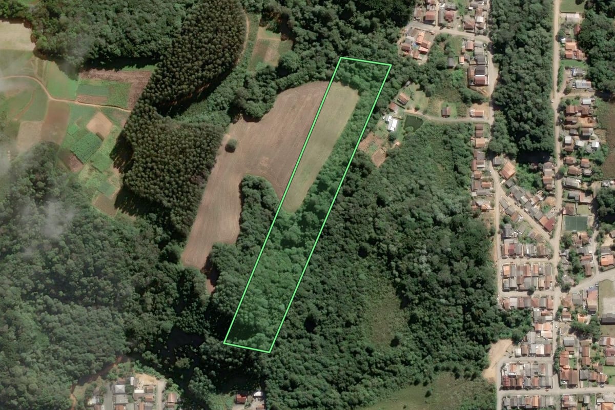 Imagem de satélite do imóvel rural em São Bento do Sul (SC), com o contorno declarado no CAR desenhado por cima.