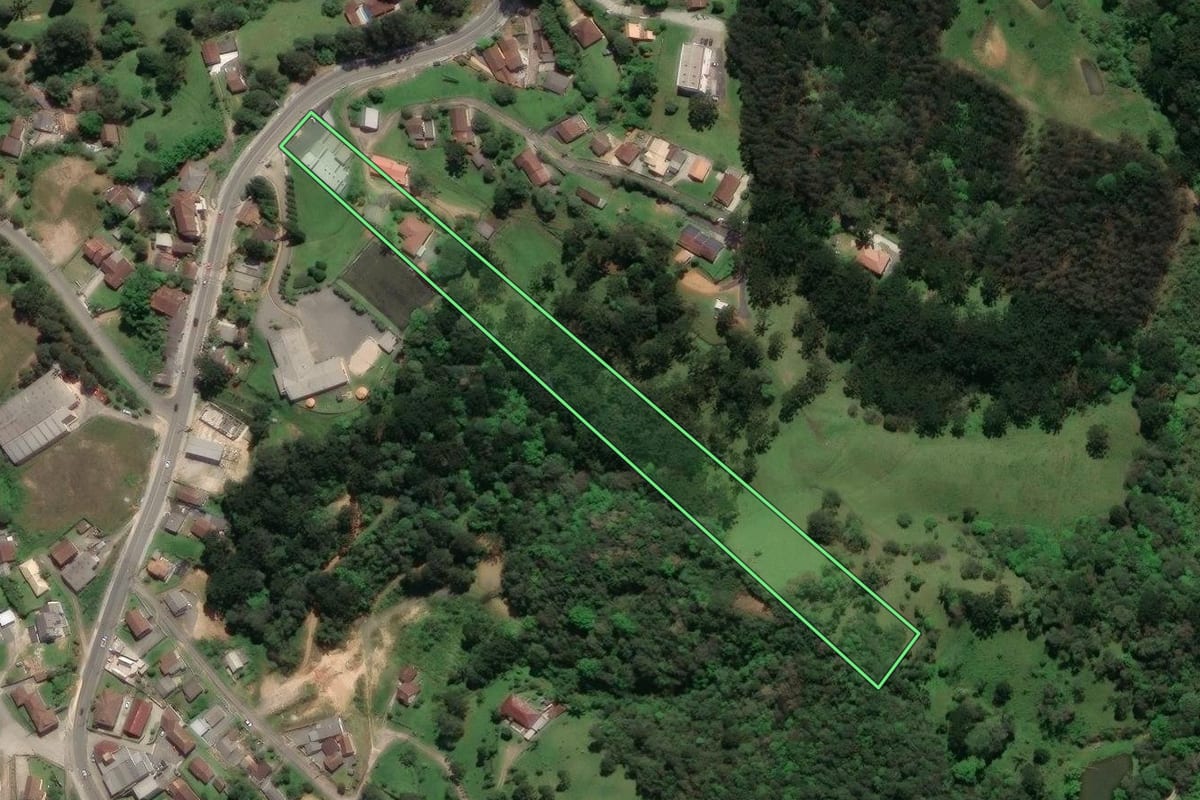 Imagem de satélite do imóvel rural em São Bento do Sul (SC), com o contorno declarado no CAR desenhado por cima.