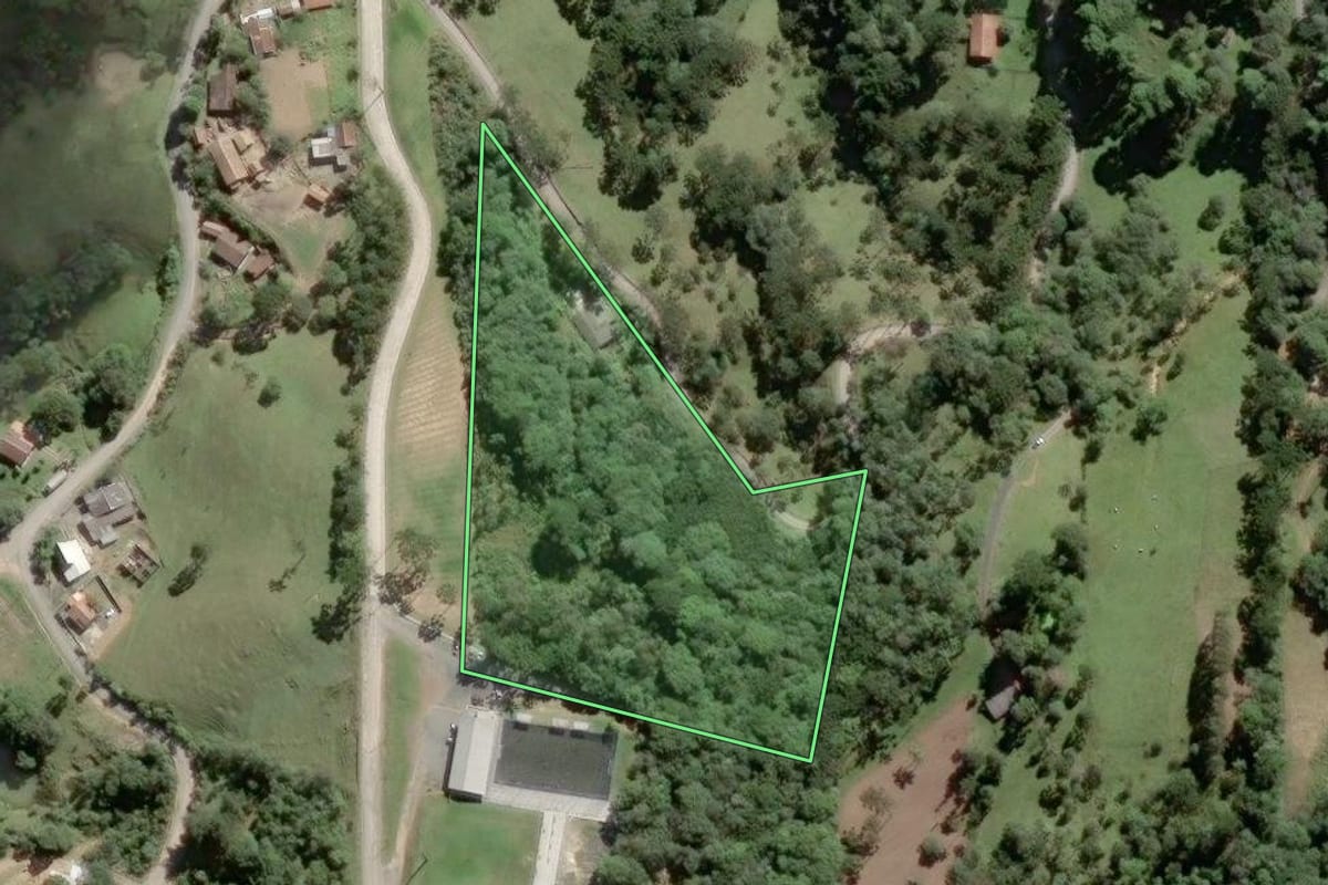 Imagem de satélite do imóvel rural em São Bento do Sul (SC), com o contorno declarado no CAR desenhado por cima.