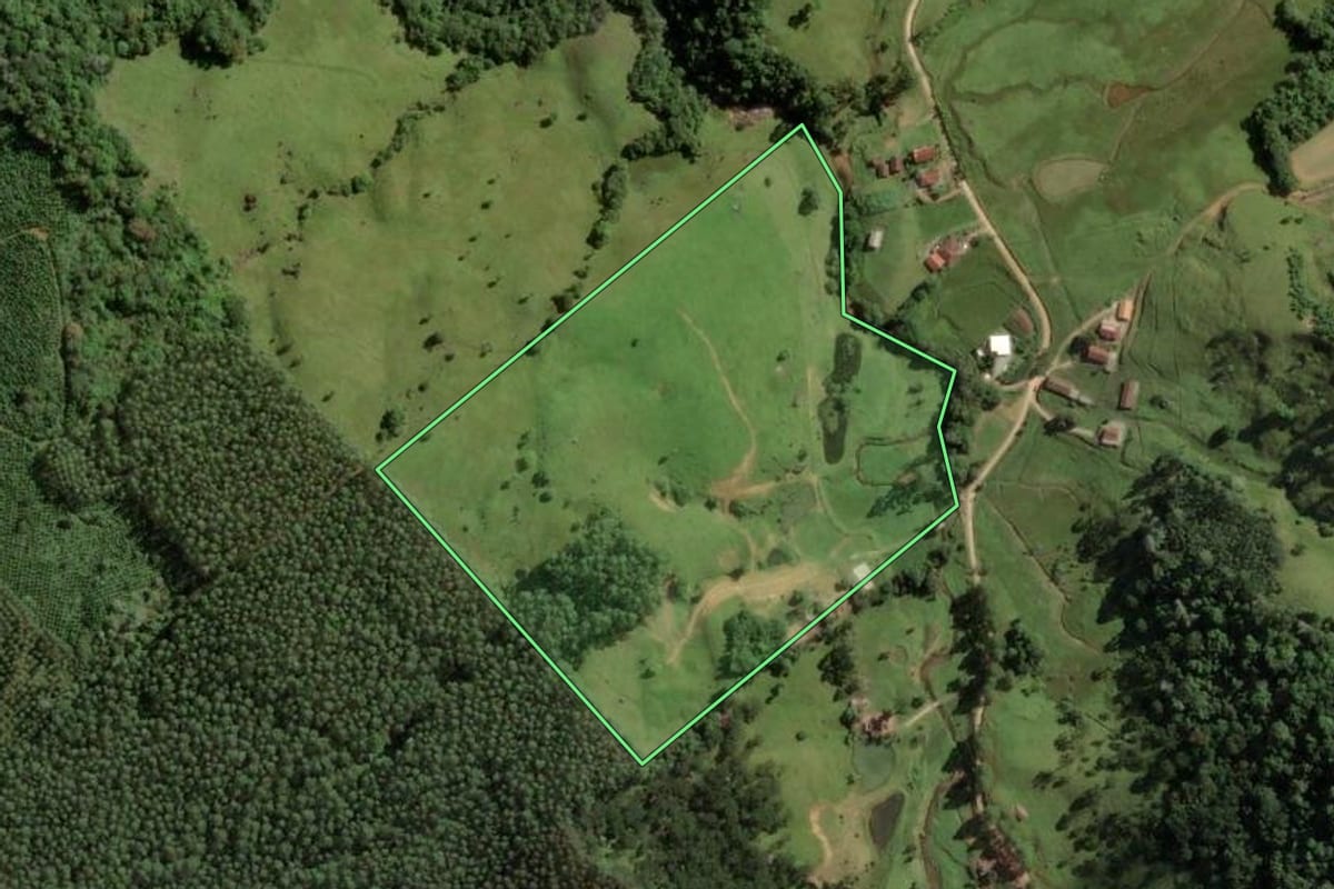 Imagem de satélite do imóvel rural em São Bonifácio (SC), com o contorno declarado no CAR desenhado por cima.