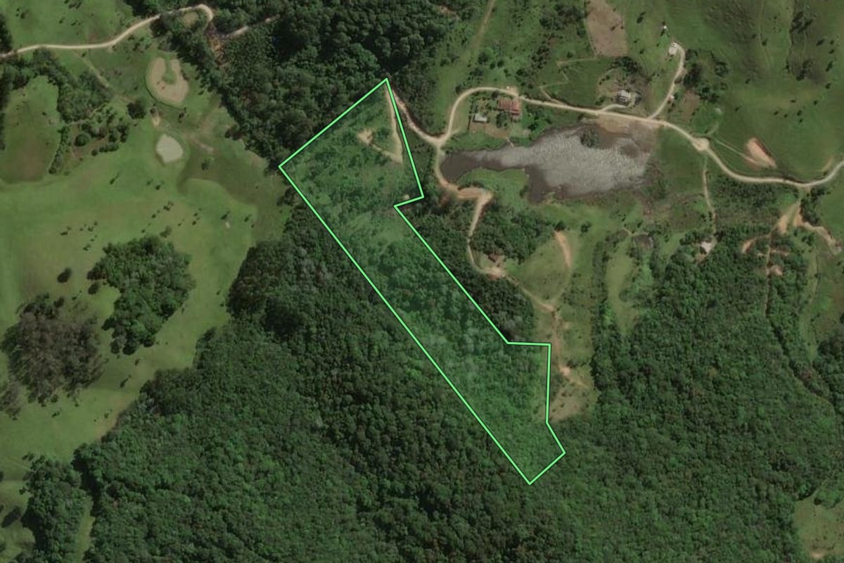 Imagem de satélite do imóvel rural em São Bonifácio (SC), com o contorno declarado no CAR desenhado por cima.