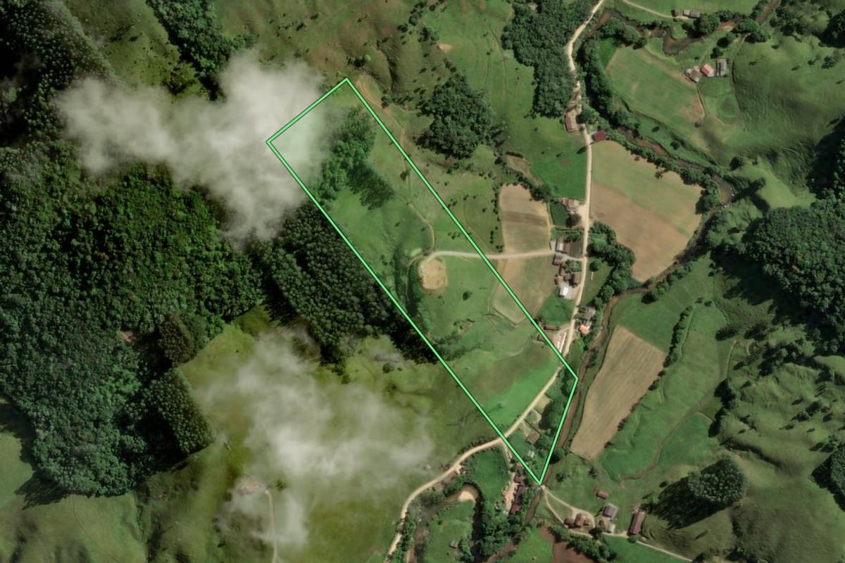 Imagem de satélite do imóvel rural em São Bonifácio (SC), com o contorno declarado no CAR desenhado por cima.