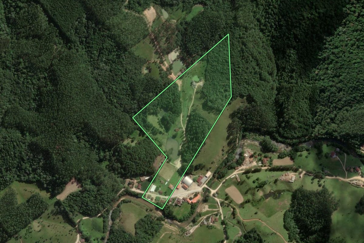 Imagem de satélite do imóvel rural em São Bonifácio (SC), com o contorno declarado no CAR desenhado por cima.