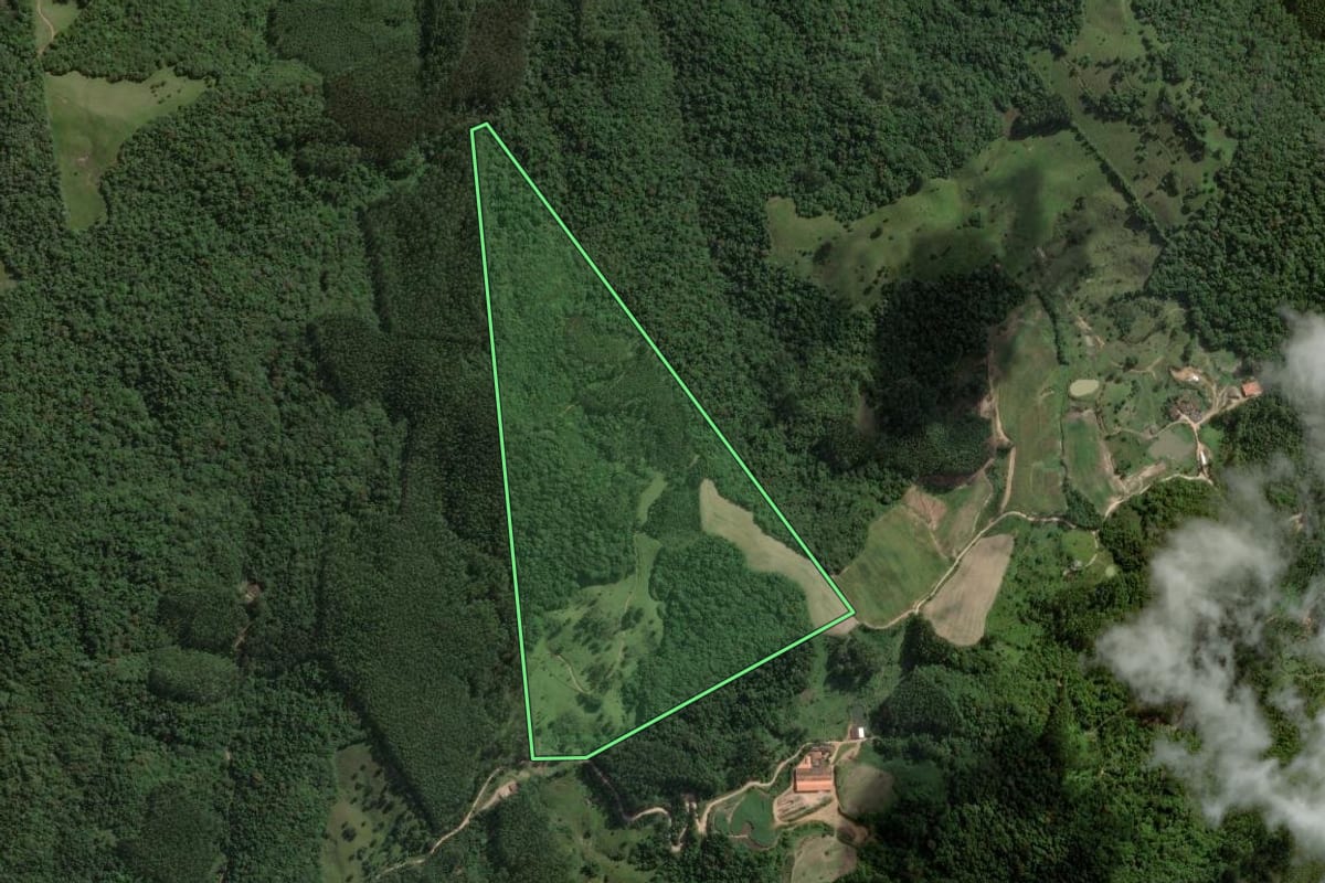Imagem de satélite do imóvel rural em São Bonifácio (SC), com o contorno declarado no CAR desenhado por cima.