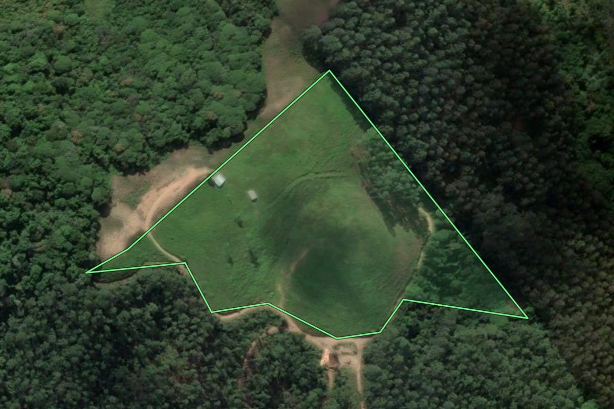 Imagem de satélite do imóvel rural em São Bonifácio (SC), com o contorno declarado no CAR desenhado por cima.