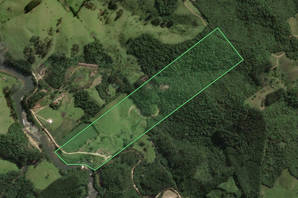 Imagem de satélite do imóvel rural em São Bonifácio (SC), com o contorno declarado no CAR desenhado por cima.