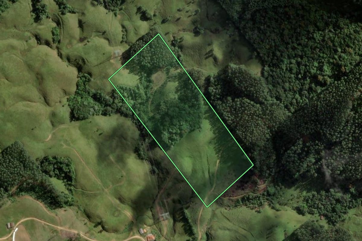 Imagem de satélite do imóvel rural em São Bonifácio (SC), com o contorno declarado no CAR desenhado por cima.