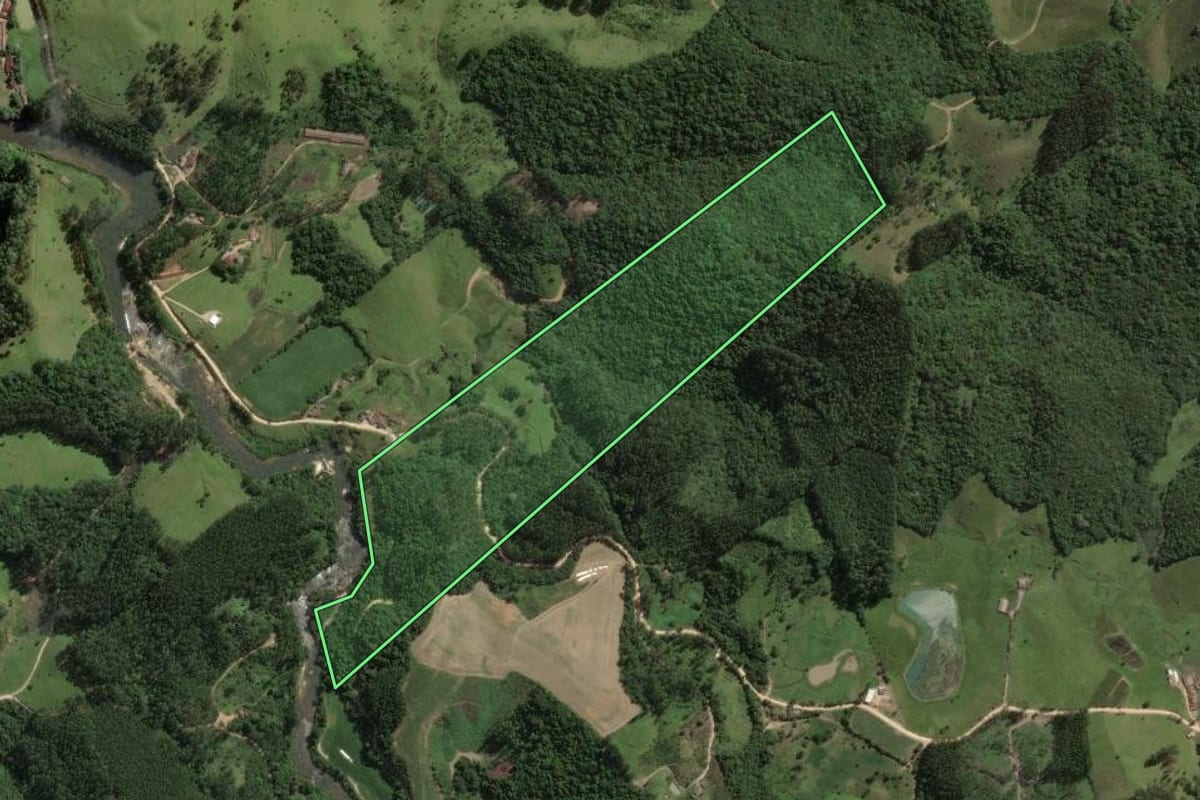 Imagem de satélite do imóvel rural em São Bonifácio (SC), com o contorno declarado no CAR desenhado por cima.