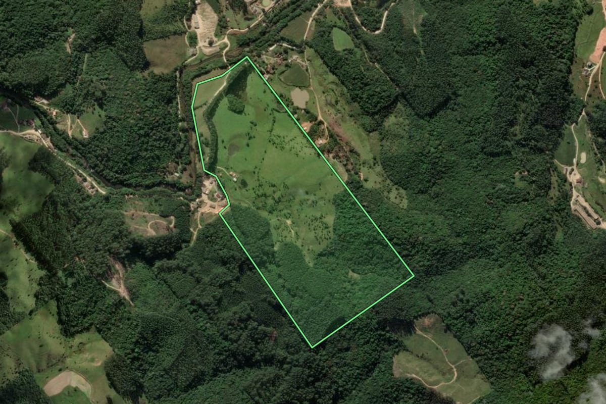 Imagem de satélite do imóvel rural em São Bonifácio (SC), com o contorno declarado no CAR desenhado por cima.