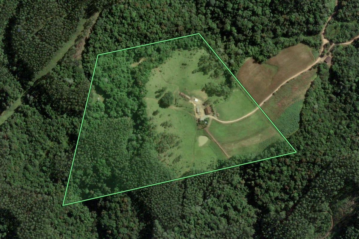 Imagem de satélite do imóvel rural em São Bonifácio (SC), com o contorno declarado no CAR desenhado por cima.