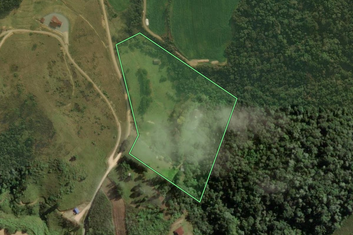 Imagem de satélite do imóvel rural em São Bonifácio (SC), com o contorno declarado no CAR desenhado por cima.