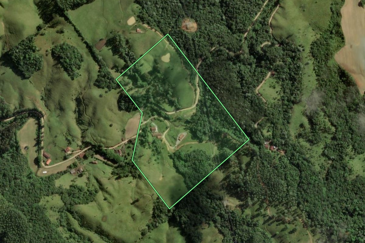 Imagem de satélite do imóvel rural em São Bonifácio (SC), com o contorno declarado no CAR desenhado por cima.