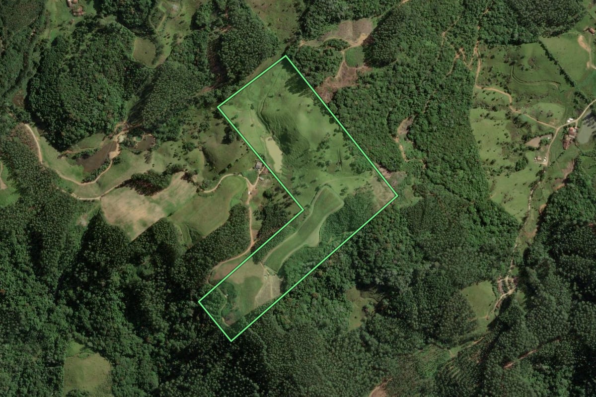 Imagem de satélite do imóvel rural em São Bonifácio (SC), com o contorno declarado no CAR desenhado por cima.