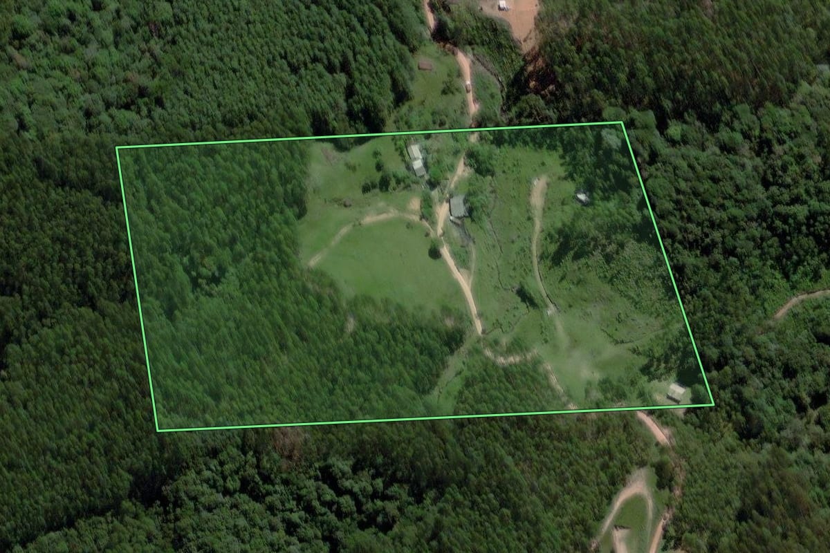 Imagem de satélite do imóvel rural em São Bonifácio (SC), com o contorno declarado no CAR desenhado por cima.