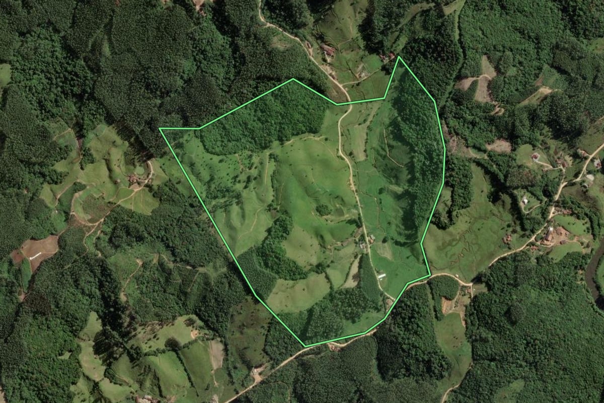 Imagem de satélite do imóvel rural em São Bonifácio (SC), com o contorno declarado no CAR desenhado por cima.