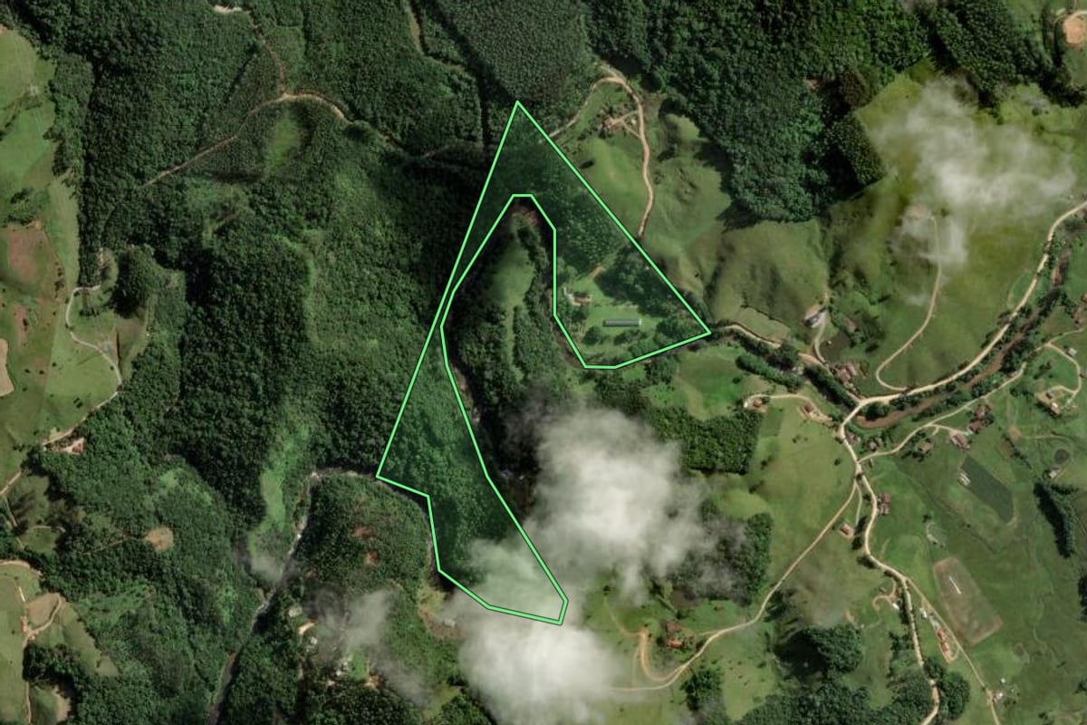 Imagem de satélite do imóvel rural em São Bonifácio (SC), com o contorno declarado no CAR desenhado por cima.