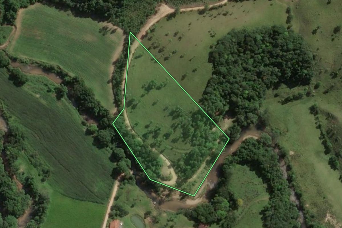 Imagem de satélite do imóvel rural em São Bonifácio (SC), com o contorno declarado no CAR desenhado por cima.