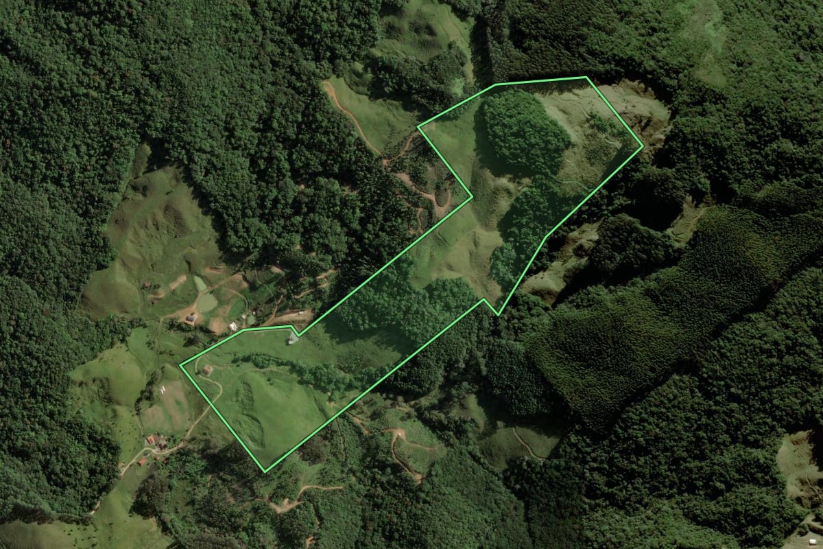 Imagem de satélite do imóvel rural em São Bonifácio (SC), com o contorno declarado no CAR desenhado por cima.