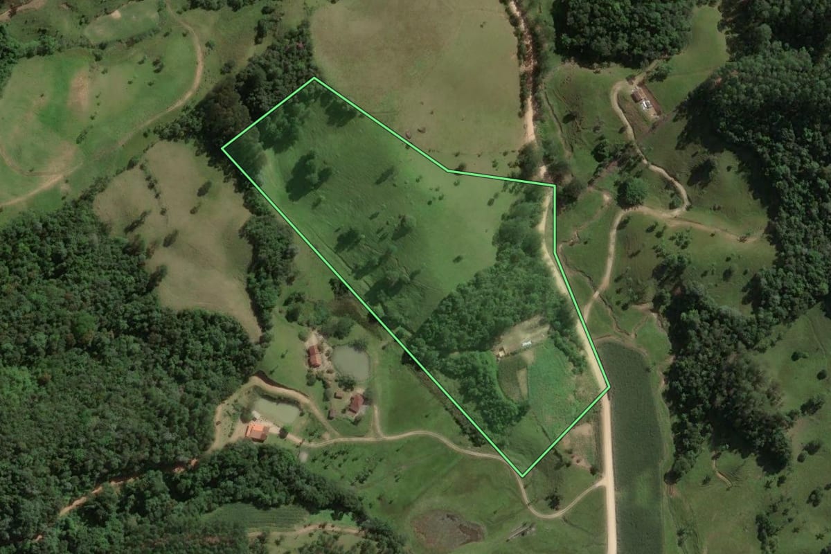 Imagem de satélite do imóvel rural em São Bonifácio (SC), com o contorno declarado no CAR desenhado por cima.