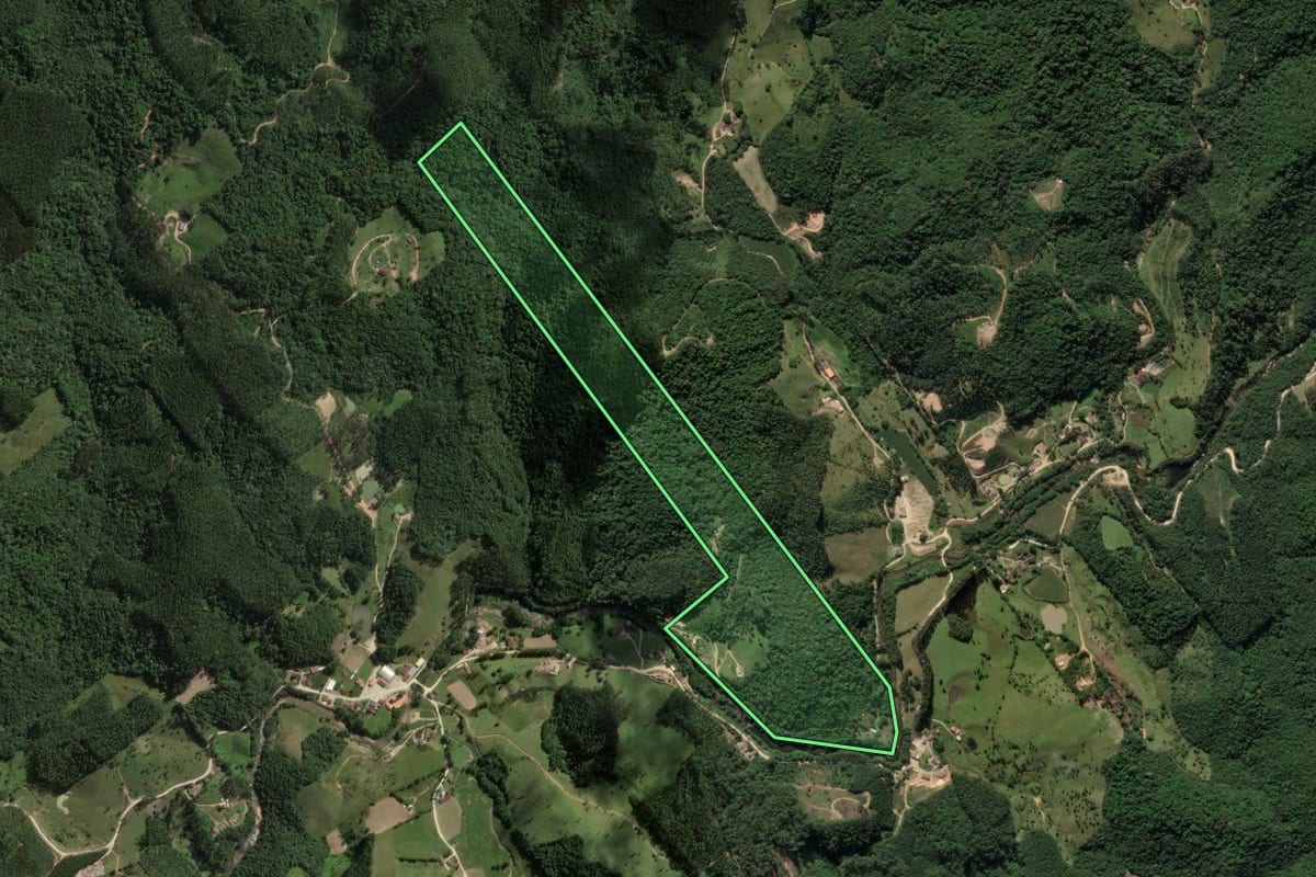 Imagem de satélite do imóvel rural em São Bonifácio (SC), com o contorno declarado no CAR desenhado por cima.
