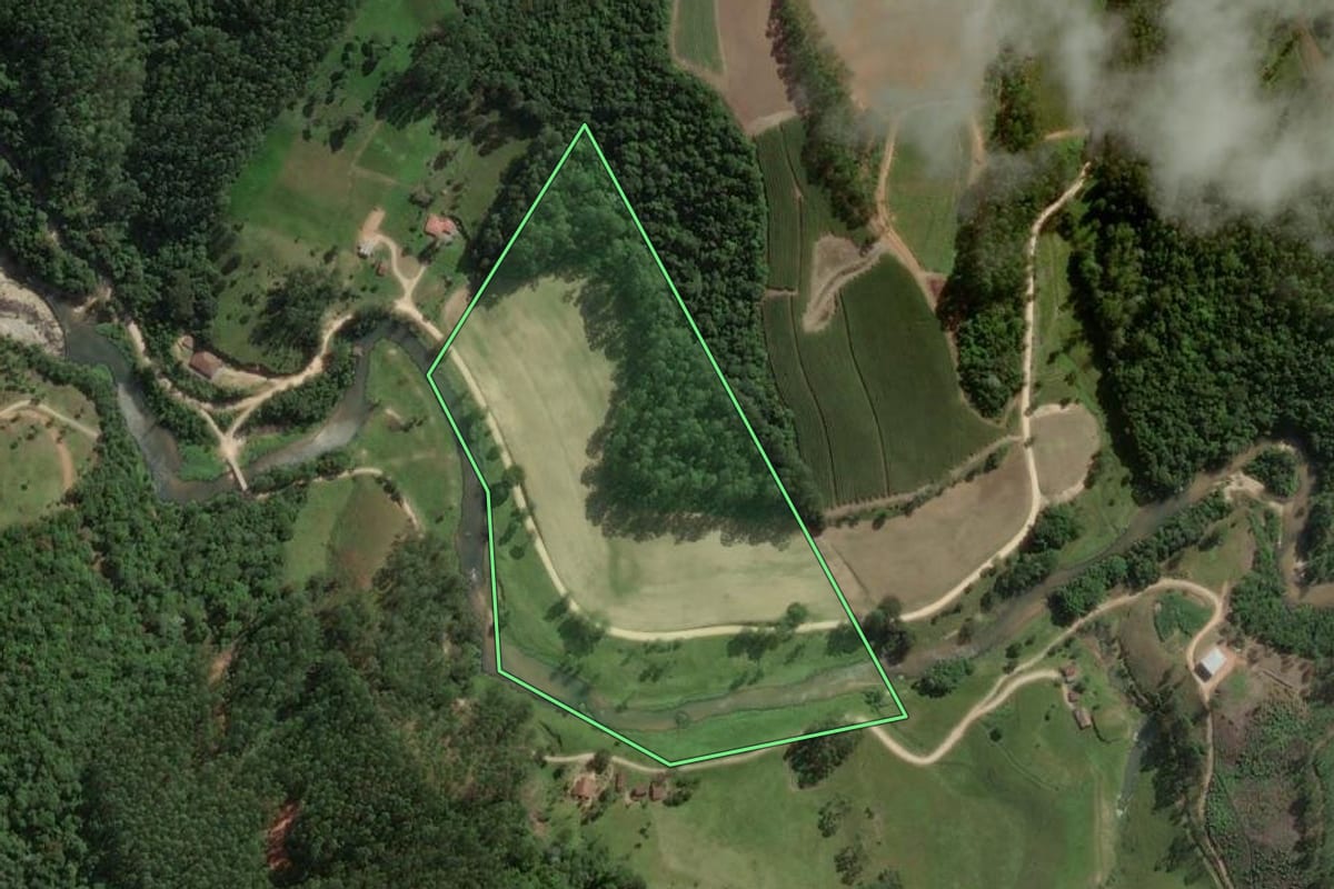 Imagem de satélite do imóvel rural em São Bonifácio (SC), com o contorno declarado no CAR desenhado por cima.