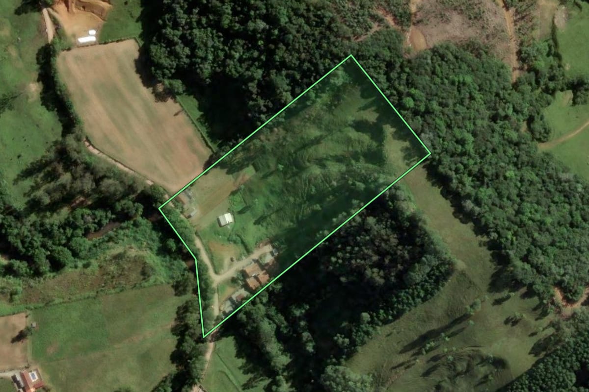 Imagem de satélite do imóvel rural em São Bonifácio (SC), com o contorno declarado no CAR desenhado por cima.