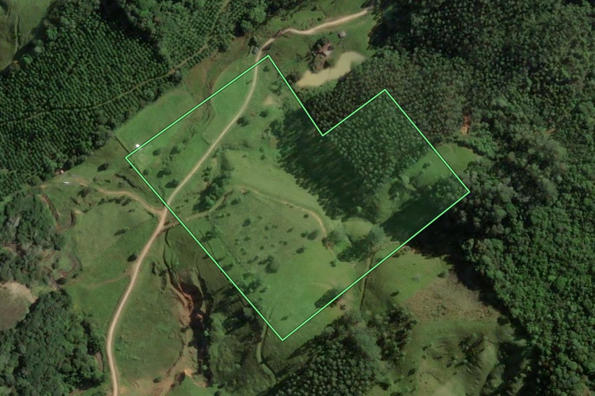 Imagem de satélite do imóvel rural em São Bonifácio (SC), com o contorno declarado no CAR desenhado por cima.