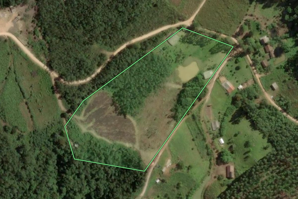 Imagem de satélite do imóvel rural em São Bonifácio (SC), com o contorno declarado no CAR desenhado por cima.