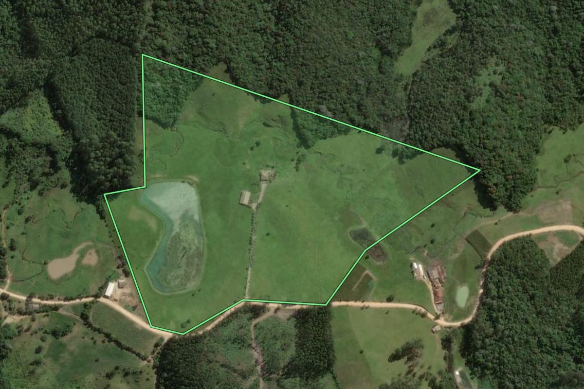 Imagem de satélite do imóvel rural em São Bonifácio (SC), com o contorno declarado no CAR desenhado por cima.