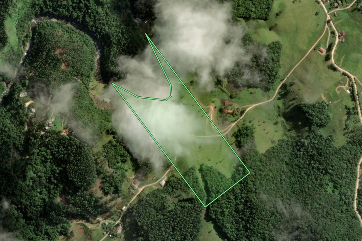 Imagem de satélite do imóvel rural em São Bonifácio (SC), com o contorno declarado no CAR desenhado por cima.